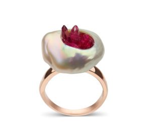 Pearl ring in rose gold with rubies