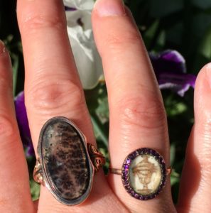 Alison from jewel_stories wears the agate with a memorial ring 